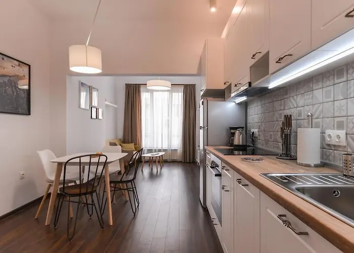 2 Bedroom Central Apartment For Up To 6 Guests